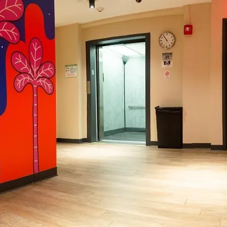 Jazz On Columbus Circle Hostel